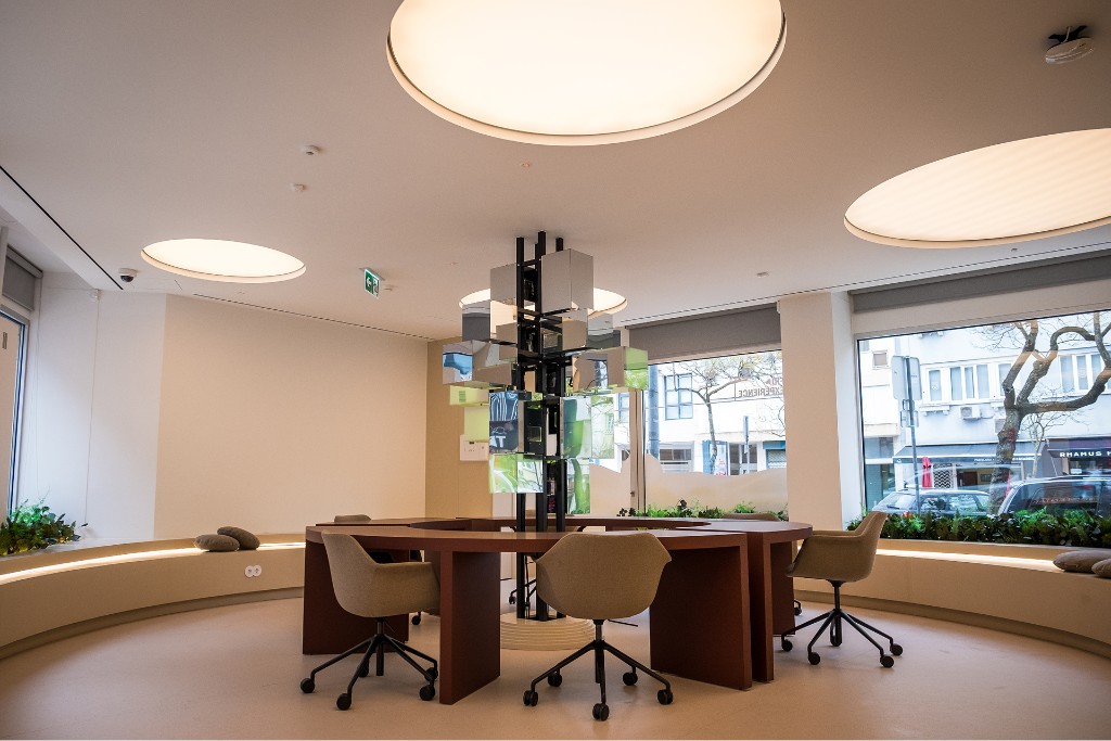 Zona de reuniões com mesa de trabalho colaborativo